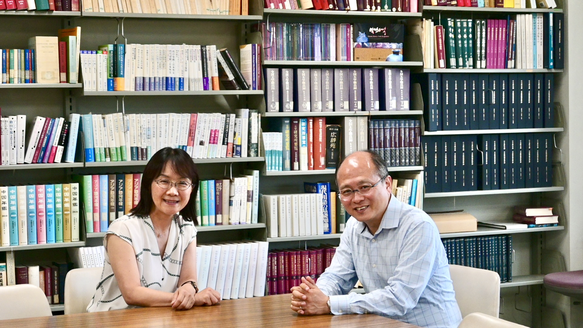 対談する武内宏樹氏(右)と、聞き手の小嶋華津子氏(左)