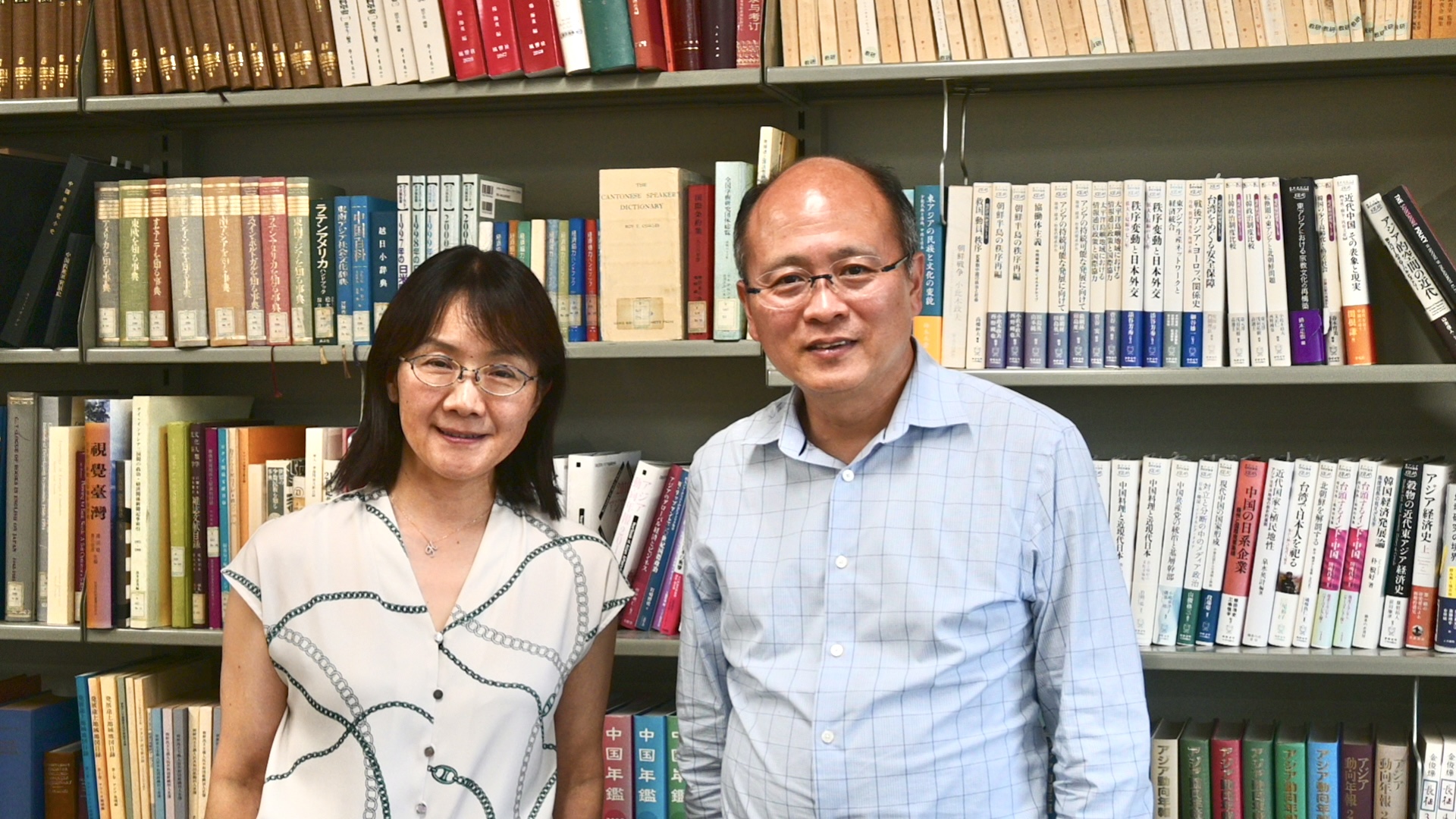 武内宏樹氏(右)と、聞き手の小嶋華津子氏(左)